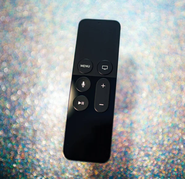 Новый пульт дистанционного управления Apple TV 4K с блестящим фоном Siri — стоковое фото