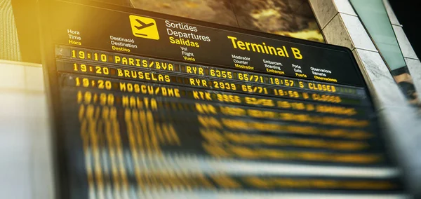 Airport timetable with airlines and city destination Terminal 2 — Stock Photo, Image