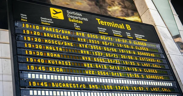 Airport timetable with airlines and city destination Terminal 2 — Stock Photo, Image