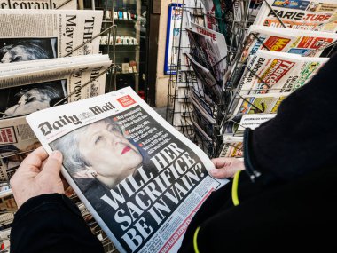 Kıdemli adam basın gazetesi Kiosk basın Brexit satın 