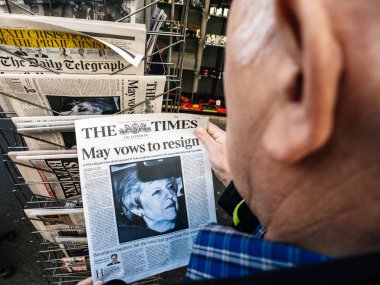 Kıdemli adam basın gazetesi Kiosk basın satın