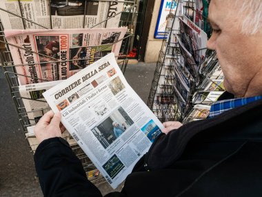 Kıdemli adam basın gazetesi Kiosk basın Corriere Della sera satın
