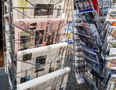 Kıdemli adam basın gazetesi Kiosk basın satın