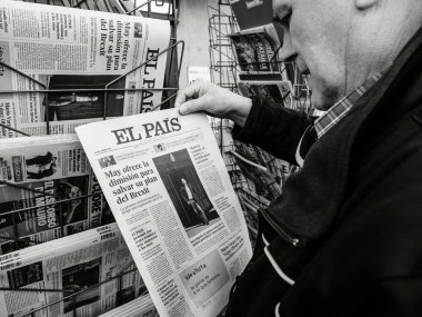 Kıdemli adam basın gazetesi Kiosk basın El Pais satın