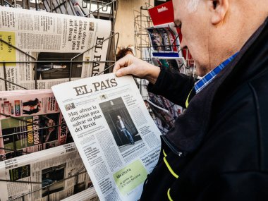 Kıdemli adam basın gazetesi Kiosk basın El Pais satın
