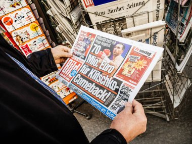 Kıdemli adam satın basın gazetesi Kiosk basın Bild Vladimir Kliciko