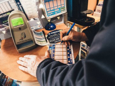 Kıdemli adam tabak basın Kiosk piyango bilet EuroMillions doldurun 