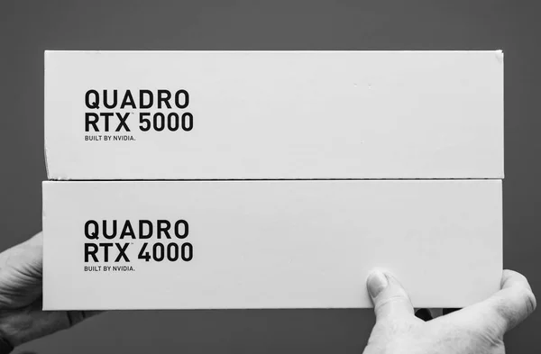 老年人拿着纸板箱的新 Nvidia Quadro Rtx 卡 — 图库照片