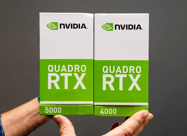 Hombre mayor sosteniendo la caja de cartón de las nuevas tarjetas Nvidia Quadro RTX —  Fotos de Stock