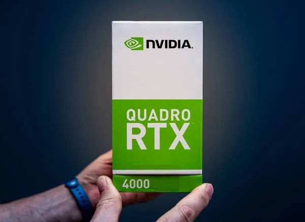 Senior man holding cardboard box of new Nvidia Quadro RTX cards — Stock Photo, Image