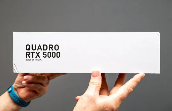 Senior man holding cardboard box of new Nvidia Quadro RTX cards — Stock Photo, Image
