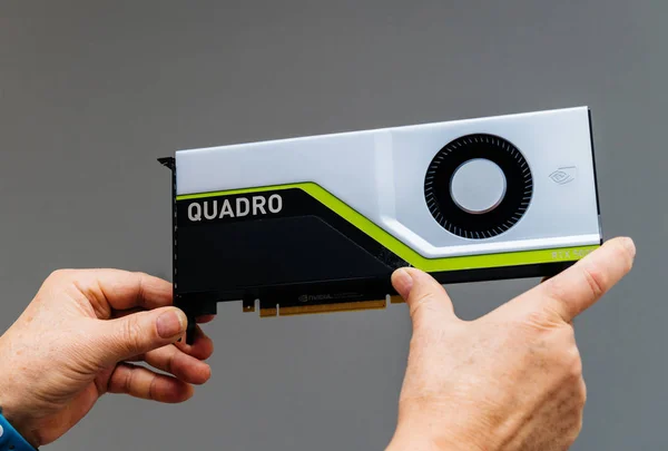 Senior mannelijke Holding nieuwe NVIDIA Quadro RTX videokaart — Stockfoto