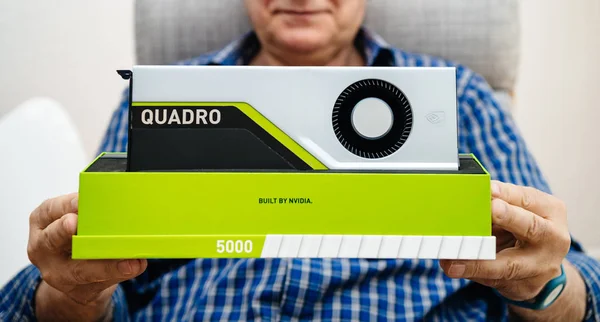 Senior erkek Holding yeni Nvidia Quadro RTX ekran kartı — Stok fotoğraf