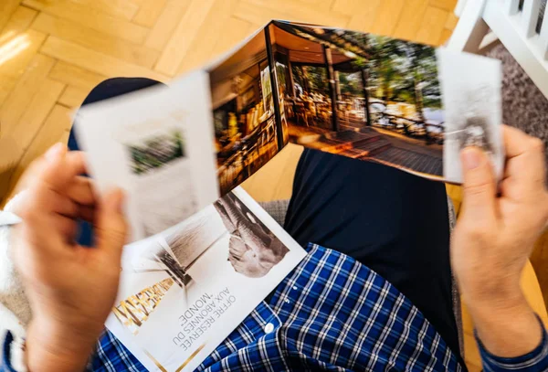 Hombre mayor leyendo folleto sobre futuras vacaciones en cruceros fluviales — Foto de Stock