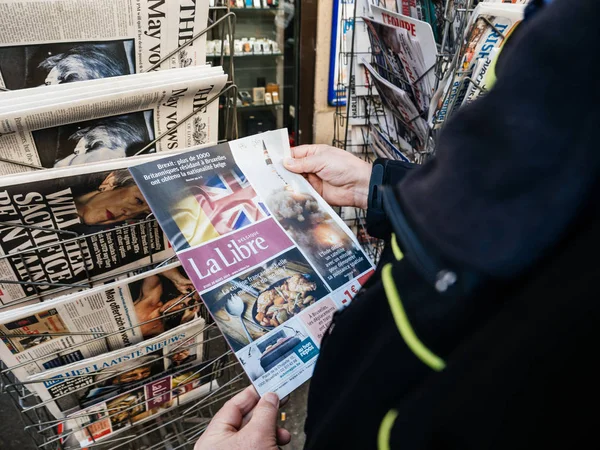 Senior man köper pressen tidnings kiosk press om Brexit — Stockfoto
