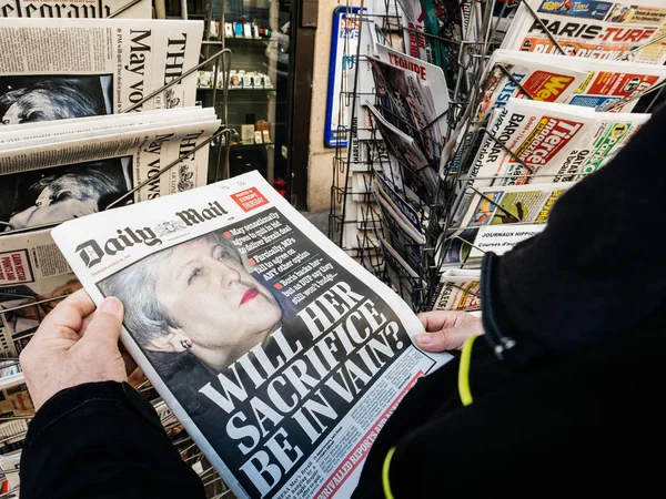 Kıdemli adam basın gazetesi Kiosk basın Brexit satın 