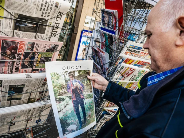 Senior man köper pressen tidnings kiosk press — Stockfoto