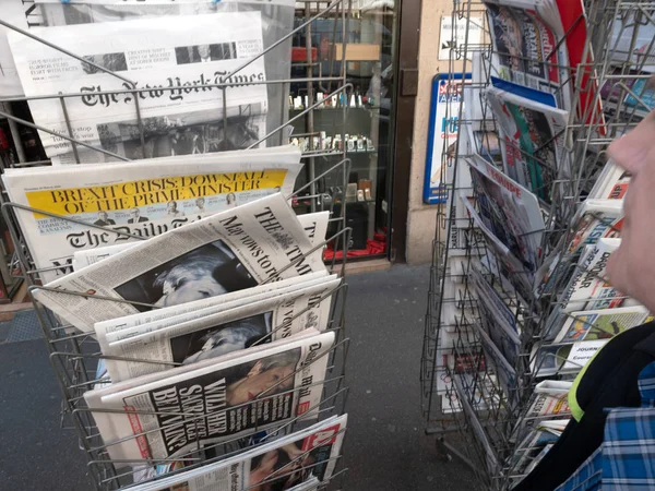 Senior man köper pressen tidnings kiosk press om Brexit — Stockfoto