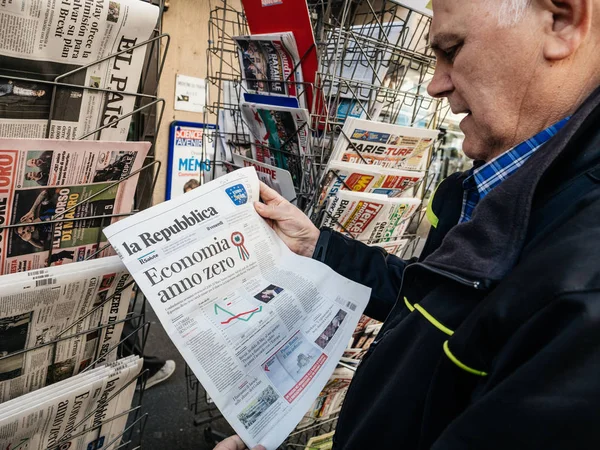 Senior Mann kauft Presse Zeitungskiosk Presse italienische Presse la repubblica — Stockfoto