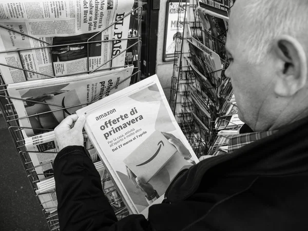 Senior Mann kauft Presse Zeitungskiosk Presse amazon oferta di primavera — Stockfoto