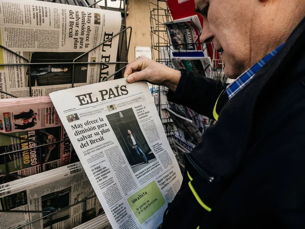 Hombre mayor comprando prensa quiosco periódico prensa El pais — Foto de Stock