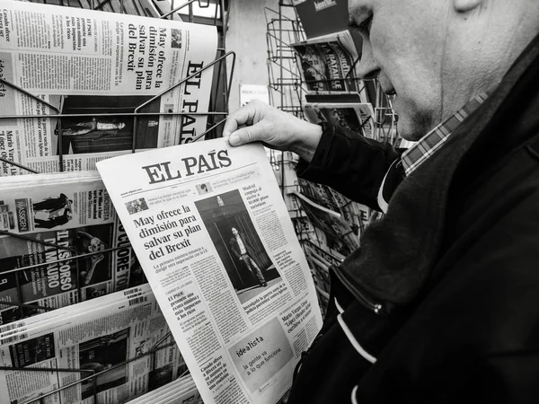 Starszy mężczyzna kupując prasę Kiosk prasy El Pais — Zdjęcie stockowe