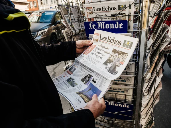 Senior Mann kauft Presse Zeitungskiosk Presse les echos — Stockfoto
