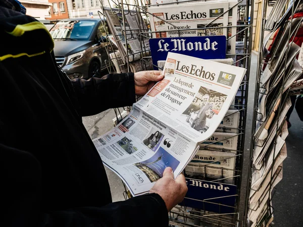 Homme haut placé achetant presse presse kiosque presse Les Echos — Photo