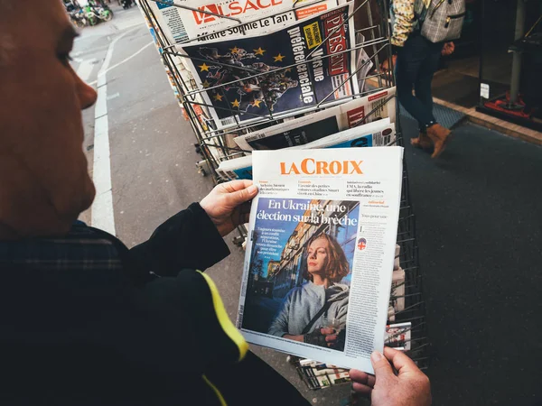 Starší muž kupuje novinový stánek tiskové volby na Ukrajině — Stock fotografie