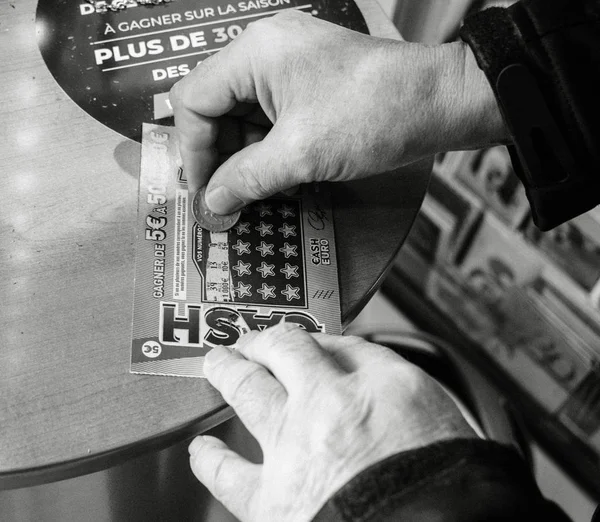 Senior Man karcolás lottószelvény nyerő nyeremény készpénz — Stock Fotó