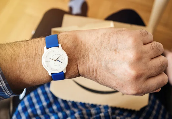 Homem verificando o tempo no mais recente rastreador de atividade Withings — Fotografia de Stock