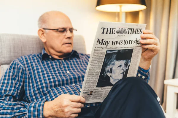 Senior mannen läsning i vardagsrummet gånger Förenade press om Brexit — Stockfoto