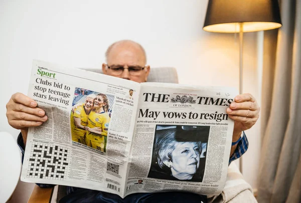 Homem sênior lendo na sala de estar The Times UK imprensa sobre Brexit — Fotografia de Stock
