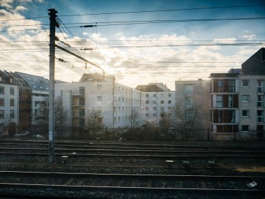 Sabah başlarında Parisli binanın tren penceresinden görünüm 