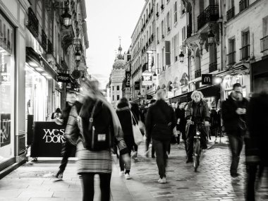 Ünlü Rue de Caumartin üzerinde şafak yürüyüşleri yürüyüş yayalar 