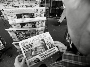 Kıdemli adam basın gazetesi Kiosk basın Hollandalı basın Brexit satın