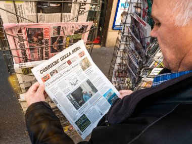 Kıdemli adam basın gazetesi Kiosk basın Corriere Della sera satın