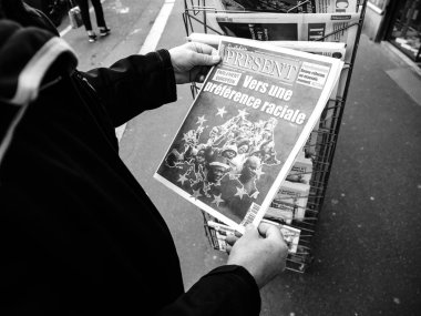 Kıdemli adam Avrupa seçimleri hakkında basın gazetesi Kiosk basın satın