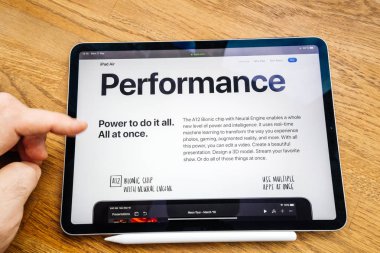 Adam hakkında son iPad hava ile Apple Computers okuma