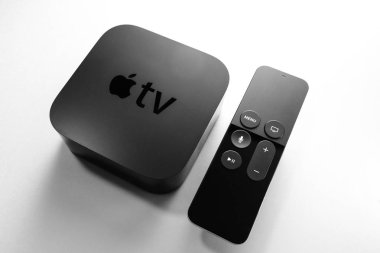 Uzaktan kumandalı Apple TV 4k sarı arka planı yalıtır