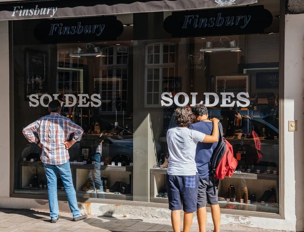 Para mężczyzna patrząc na Prezentacja we Francji sklep obuwniczy — Zdjęcie stockowe