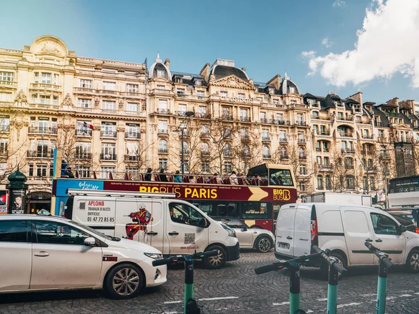 Pařížská scéna s nádhernou haussmanskou budovami — Stock fotografie