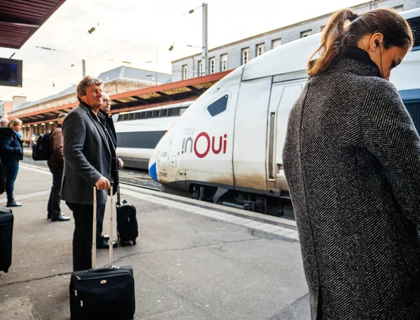 Passagiere warten auf Bahnsteig gare de est auf Zug — Stockfoto