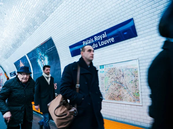 Early in the morning in Parisian metro with commuters Palais Royal station — Stock Photo, Image