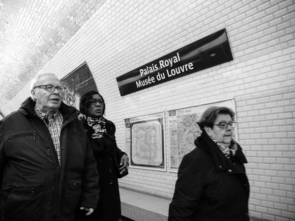 Pendolari all'interno Metro Paris bianco e nero — Foto Stock