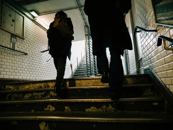 Voetgangers trap oplopend dalende trap metro Parijs — Stockfoto