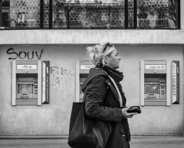 Жінка, що ходить перед Єлисейськими Elysee HSBC філія Банку — стокове фото