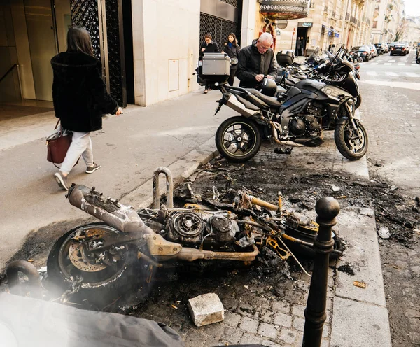 Pedestrians walking near burned luxury sport motorcycles — Stock Photo, Image
