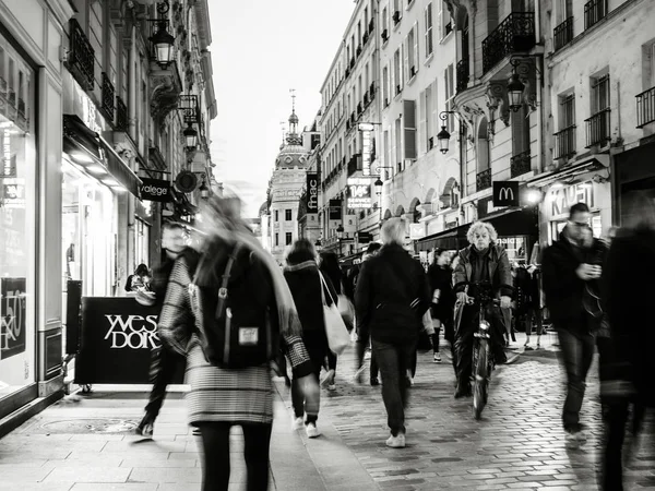 Fußgänger in der Abenddämmerung auf der berühmten rue de caumartin — Stockfoto