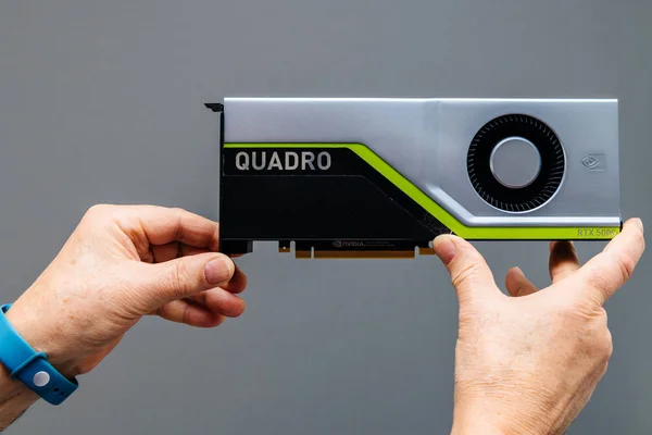 Ανώτερος αρσενικό κρατώντας νέα κάρτα γραφικών NVIDIA Quadro RTX — Φωτογραφία Αρχείου